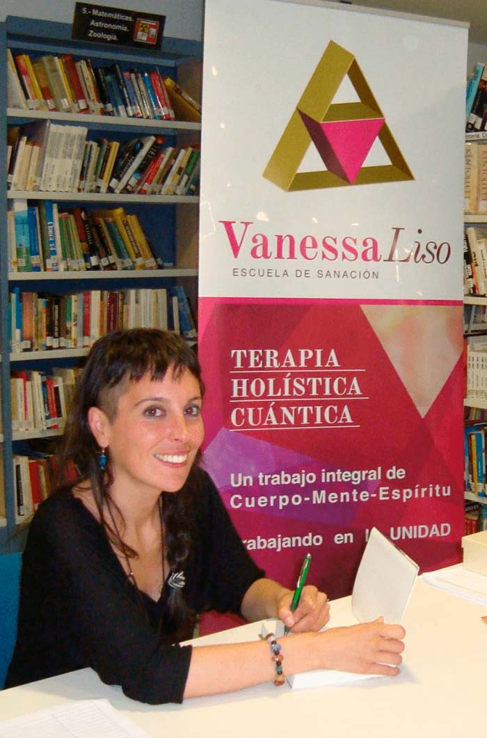 IMAGEN VANESA FIRMA DE LIBROS (VIEJA)